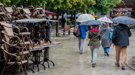 Des personnes marchent sous la pluie, le 4 août 2021 (illustration). (RICHARD BRUNEL / MAXPPP)