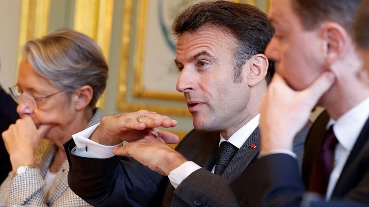 The President of the Republic, Emmanuel Macron, surrounded by Prime Minister Elisabeth Borne and the Minister of Labor, Olivier Dussopt, at the Elysée Palace (Paris), April 18, 2023. (STEPHANIE LECOCQ / POOL VIA AFP)