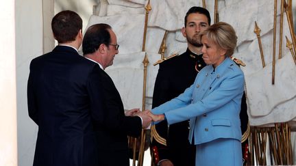 Brigitte Macron salue chaleureusement François Hollande avant son départ de l'Elysée.&nbsp; (REUTERS)