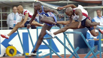 Ladji Doucouré s'arrache pour remporter le titre de Champion du monde du 110 mètres haies à Helsinki le 12 août 2005 (ERIC FEFERBERG / AFP)