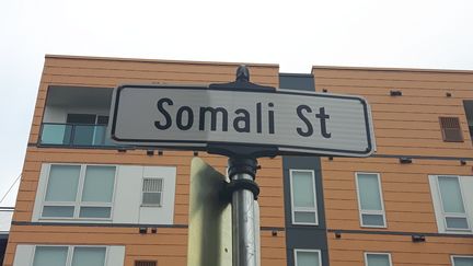 Dans le quartier Cedar vit une grande partie des 60 000 Somaliens de Minneapolis. Une communauté arrivée depuis 1991 et le début de la guerre civile. Une rue porte même le nom du pays.  (MATHILDE LEMAIRE / RADIO FRANCE)