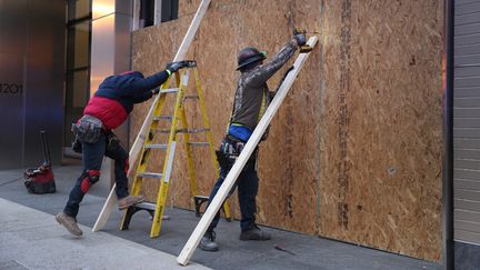 Dans le centre ville de la capitale américaine, de nombreux magasins et bâtiments barricadent une nouvelle fois leurs vitrines, le 15 janvier 2021. (JOE RAEDLE / GETTY IMAGES NORTH AMERICA / AFP)