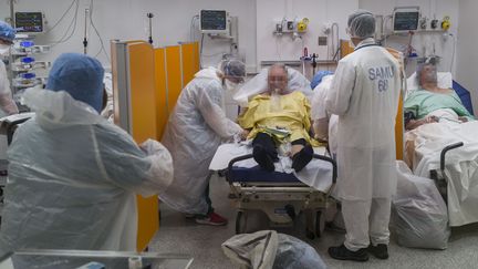 Une personne atteinte du Covid-19 à l'hôpital Louis-Pasteur de Colmar (Haut-Rhin), le 26 mars 2020. (SEBASTIEN BOZON / AFP)