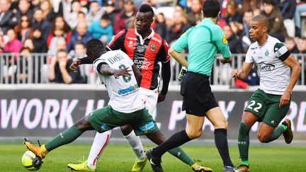 Balotelli essaie de s'extirper de la défense stéphanoise  (YANN COATSALIOU / AFP)