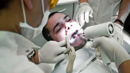 Dans l'Oklahama (Etats-Unis),&nbsp;un dentiste n&eacute;gligent a expos&eacute; des centaines de patients &agrave; des maladies infectieuses. (SARAH SMALL / GETTY IMAGES )