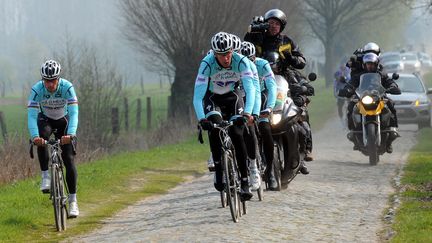 Le cycliste belge Tom Boonen (&agrave; gauche) a remport&eacute; le mythique Paris-Roubaix, le 8 avril 2012.&nbsp; (FRANCOIS LO PRESTI / AFP)