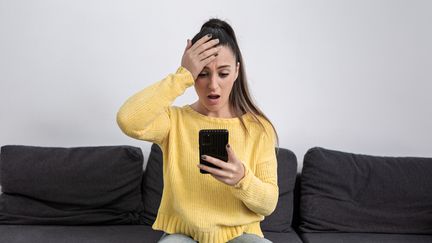 Attentions aux arnaques par textos ! Elles sont de plus en plus nombreuses. Ne répondez jamais. Demandez conseil et appelez le 0 805 805 817, Info Escroqueries. (JUAN ALGAR / MOMENT RF / GETTY IMAGES)