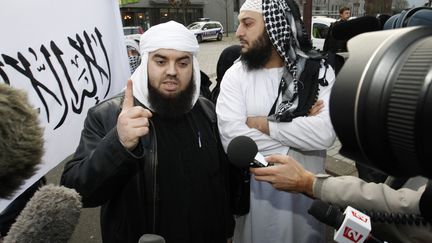 Le leader du groupe Forsane Alizza,&nbsp;Mohamed Achamlane, s'exprime devant la presse lors d'une manifestation &agrave; Nantes (Loire-Atlantique), le 21 novembre 2011. ( STEPHANE MAHE / REUTERS)