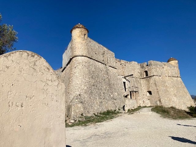  Situé sur la colline du Mont-Boron dominant la baie de Nice et la rade de Villefranche-sur-Mer, le fort du Mont-Alban, bâti vers 1560, constituait l’un des points de défense majeur du comté de Nice. (INGRID POHU / RADIO FRANCE)