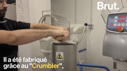 Une solution pour lutter contre le gaspillage du pain, c'est ce que Franck avait présenté à Brut. Un an après, son "Crumbler" a trouvé sa place dans de nombreuses boulangeries. Et il ne compte pas s'arrêter là…