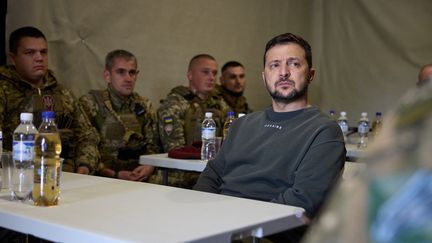 Volodymyr Zelensky lors de sa visite auprès d'une brigade sur le front est dans la région de Kharkiv le 3 octobre 2023. (HANDOUT / UKRAINIAN PRESIDENTIAL PRESS SERVICE / AFP)