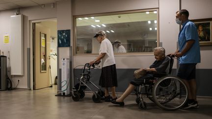 Des résident d'un ehpad à Bordeaux, en juin 2022. (THIBAUD MORITZ / AFP)