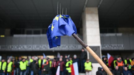 Un drapeau de l'UE est accroché sur une fourche devant un bâtiment gouvernemental à Poznan, en Pologne, le 9 février 2024. (SERGEI GAPON / AFP)