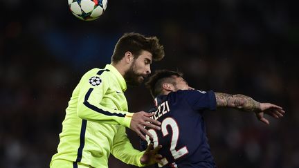 Ezequiel Lavezzi face à Gerard Pique (PSG-Barcelone) (FRANCK FIFE / AFP)