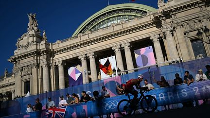 Devant le Grand Palais lors de l'épreuve de triathlon, le 5 août 2024. (MAURO PIMENTEL / AFP)