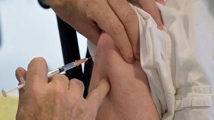 Une résidente d'un Ehpad à Joué-les-Tours (Indre-et-Loire) est vaccinée contre le Covid-19, le 28 décembre 2020. (GUILLAUME SOUVANT / AFP)