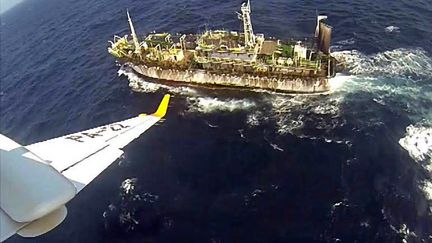 Au large de Puerto Madryn (Argentine), le 15 mars 2016.  Les bateaux chinois multiplient les pêches au long cours, très loin de leurs ports d'attache, afin de répondre à la demande croissante des consommateurs en produits de la mer. Le navire chinois Lu Yan Yuan Yu 010, a ignoré les messages de sommation en espagnol et anglais, éteint ses lumières et essayé de s'enfuir vers les eaux internationales, selon un communiqué. «Le navire en infraction a tenté d'entrer en collision avec les garde-côtes de la préfecture navale, et l'ordre de tir a alors été donné, causant des avaries». Le bateau de pêche,  est en train de couler, après que le navire des gardes côtes argentins lui a tiré dessus. Il était accusé de pêcher illégalement dans les eaux territoriales argentines, à 1300 kilomètres au sud de Buenos Aires. Tous les membres d'équipage ont été secourus et sont vivants.
 (HO / PREFECTURA NAVAL / AFP)