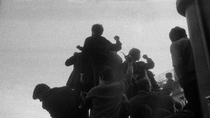 Mai 1968. Place Denfert-Rochereau, sur le lion de Belfort.&nbsp; (MAXPPP)