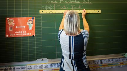 Une enseignante dans une école primaire de Nice (Alpes-Maritimes), le 1er septembre 2020. (ARIE BOTBOL / HANS LUCAS / AFP)