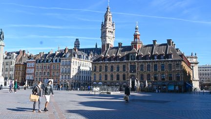 Sur la Grand Place de Lille (Nord), il y avait encore quelques passants revenant de leurs courses, le 17 mars 2020. (DENIS CHARLET / AFP)