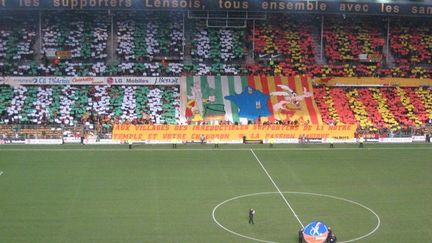 Le tifo lensois pour la venue de Saint-Etienne en 2007 : "Aux villages des irréductibles supporters de L1 notre temple et votre chaudron = la passion magique".