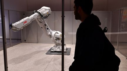 Robot industriel exposé au musée du design de Londres. (BEN STANSALL / AFP)