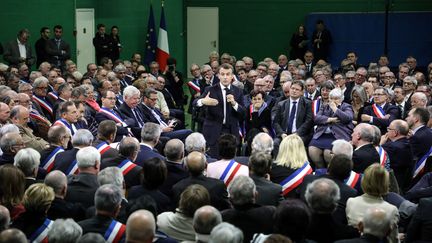 Emmanuel Macron devant 600 maires à&nbsp;Grand Bourgtheroulde pour lancer le grand débat national, le 15 janvier 2019. (LUDOVIC MARIN / POOL)