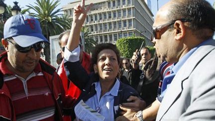 Me Radhia Nasraoui, emmenée par des policiers, au cours d'une manifestation le 1er novembre 2012 devant le ministère de l'Intérieur à Tunis.  (Reuters - Zoubeir Souissi)