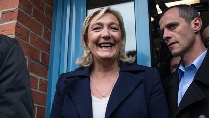 La pr&eacute;sidente du FN, Marine Le Pen, sort d'un bureau de vote lors du second tour des &eacute;lections d&eacute;partementales &agrave; H&eacute;nin-Beaumont (Pas-de-Calais), le 29 mars 2015. (MICHAEL BUNEL / NURPHOTO / AFP)