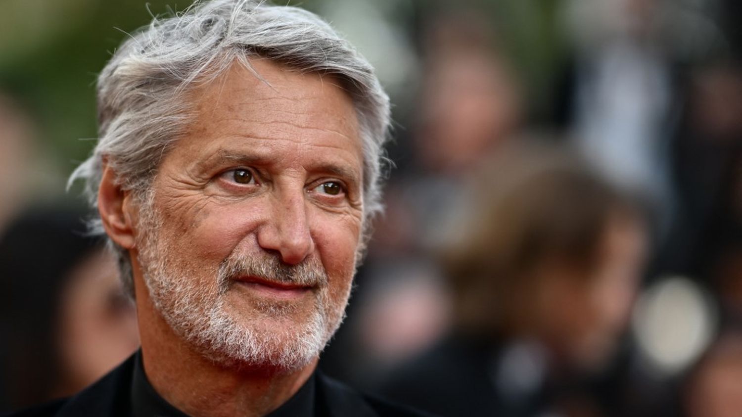 Gastheer Antoine de Caunes lanceert “Vieux”, een nieuw tijdschrift “anti-jeugd”.