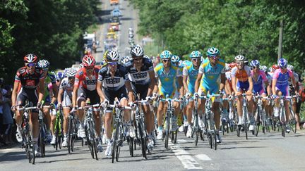 Les Saxo Bank et les Astana toujours devant le peloton quand la route s'élève