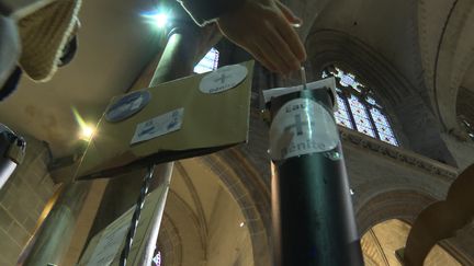 Un distributeur d'eau bénite à la cathédrale de Vannes