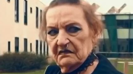 Une grand-mère s'est déguisée en punk pour le clip. (CAPTURE ECRAN FRANCE 2)