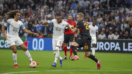 Matteo Guendouzi et Dimitri Payet tentent de se défaire du marquage turc lors d'OM-Galatasaray, le 30 septembre 2021. (SPEICH / MAXPPP)