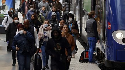 Des voyageurs à&nbsp;la gare du Nord, à Paris, le 29 avril 2020.&nbsp; (THOMAS COEX / AFP)