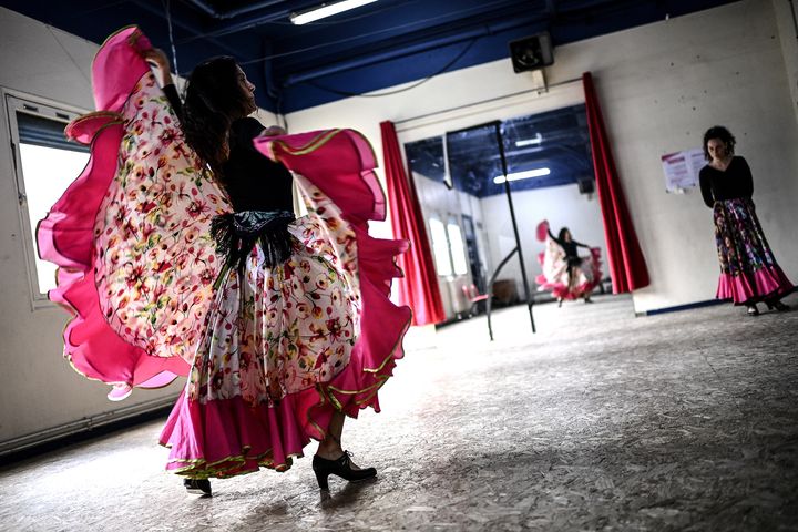 Artistes en répétition au Théâtre de Verre, une association offrant un espace de travail aux artistes et installée dans un ancien lycée désaffecté de Paris, le 25 mars 2021 (CHRISTOPHE ARCHAMBAULT / AFP)