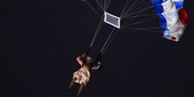 Accompagnée de Daniel Craig en James Bond, la reine serait arrivée en parachute!
 (OLIVIER MORIN / AFP)