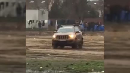 Capture d'écran de la vidéo d'une voiture de l'armée lancée dans un rodéo à Calais (Pas-de-Calais), le 19 décembre 2021. (LOUIS WITTER / TWITTER.COM)