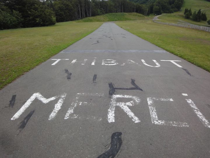 Une inscription "Thibaut [Pinot] merci" inscrite sur la mont&eacute;e de la Planche des Belles Filles. (PIERRE GODON / FRANCETV INFO)