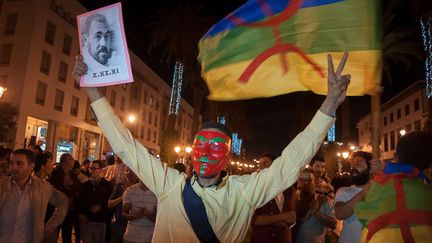 Quelques centaines de manifestants ont défilé devant le parlement de la capitale marocaine pour demander la libération du leader rifain Nasser Zefzafi. Dans la ville d'Al-Hoceima, les habitants ont manifesté pacifiquement pendant plusieurs mois. La région réputée frondeuse demande un rattrapage économique en termes d'hôpitaux, d'écoles et d'emplois. Un message reçu par les autorités qui ont décidé de faire de la région une priorité économique. Mais au fil des mois, la contestation, menée par un petit groupe d'activistes locaux, a pris une tournure plus politique, exigeant le développement du Rif, dans un discours identitaire teinté de conservatisme et de références religieuses.