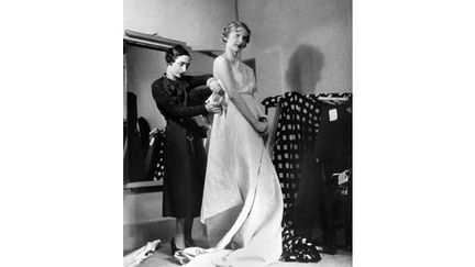 Essayage d’un modèle Alix Barton sur mannequin par Mademoiselle Alix, 1933
 (Boris Lipnitzki/Roger-Viollet)