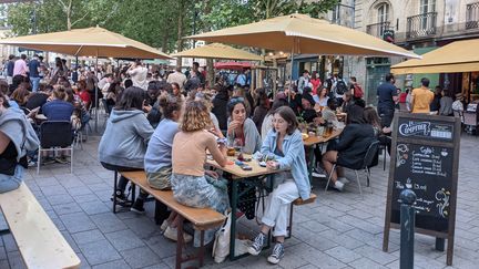 Les terrasses à Rennes, à l'occasion du passage du couvre-feu à 23h, le 9 juin 2021. (EVAN LEBASTARD / FRANCE-BLEU ARMORIQUE)