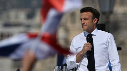 Le président de la République, Emmanuel Macron, lors de son meeting à Marseille (Bouches-du-Rhône), le 16 avril 2022. (CHRISTOPHE SIMON / AFP)