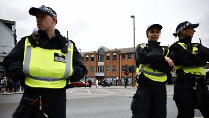 Des policiers à Londres, le 29 juillet 2024 durant les émeutes racistes au Royaume-Uni. (BENJAMIN CREMEL / AFP)