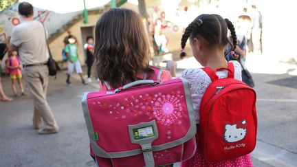 Deux filles attendent dans la cour de r&eacute;cr&eacute;ation de leur &eacute;cole de Montpellier (H&eacute;rault), le 3 septembre 2013. (MAXPPP)