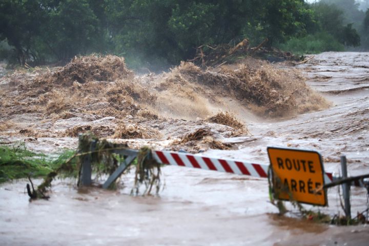 Une route inondée sur la commune de Saint-Pierre, à La Réunion, après le passage de la tempête Berguitta, le 17 janvier 2018. (RICHARD BOUHET / AFP)