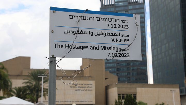 Un panneau officialisant le surnom de "place des otages" de cette esplanade du centre de Tel-Aviv, le 6 décembre 2023. (ROBIN PRUDENT / FRANCEINFO)