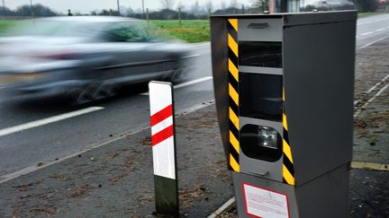 Une voiture passe devant un radar, le 28 janvier 2012 sur la route de Strazeele (Nord). (PHILIPPE HUGUEN / AFP)