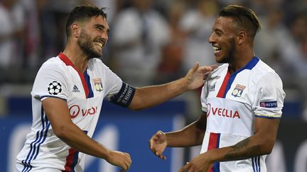 Les Lyonnais Jordan Ferri et&nbsp;Corentin Tolisso célèbrent un but inscrit face&nbsp;&nbsp;au Dinamo Zagreb, au&nbsp;Parc Olympique Lyonnais, à Lyon, le 14 septembre 2016.&nbsp; (PHILIPPE DESMAZES / AFP)