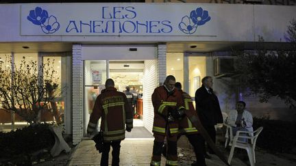 Des pompiers devant l'entr&eacute;e de la maison de retraite Les An&eacute;mones &agrave; Marseille (Bouches-du-Rh&ocirc;ne), le 14 d&eacute;cembre 2011. (ANNE-CHRISTINE POUJOULAT / AFP)